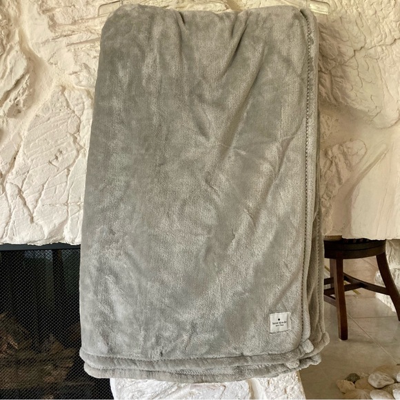 kate spade Other - NWT Kate Spade New York oversized twin size fleece blanket in medium gray